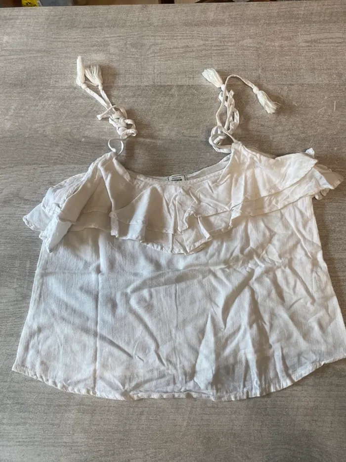 Top blanc à volants et bretelles tressées – look bohème été