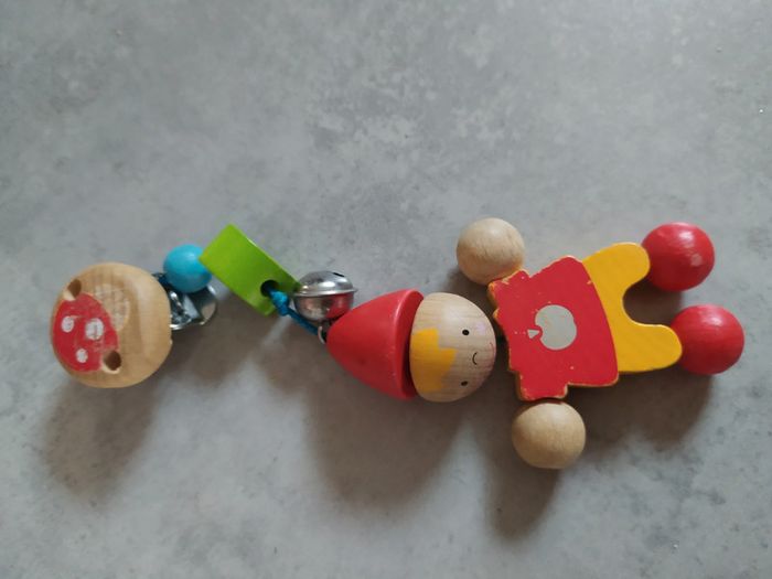 Hochet en bois à pincer