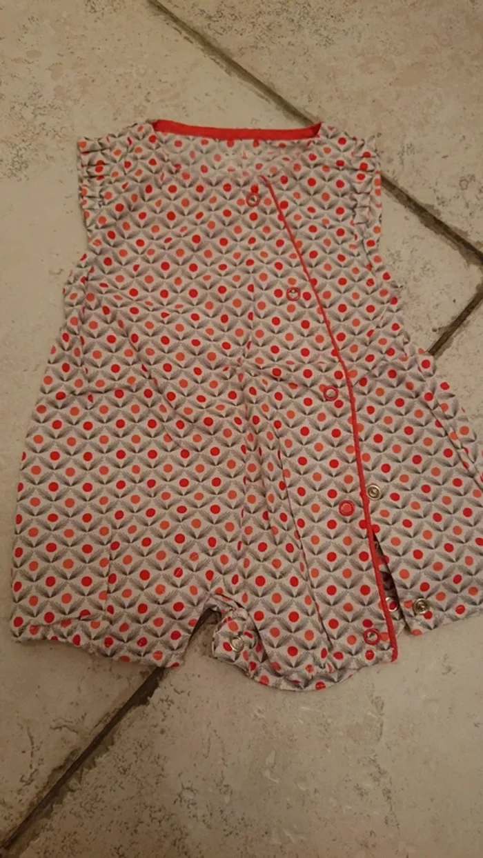 Combishort / barboteuse 1 mois à motifs gris et rouge
