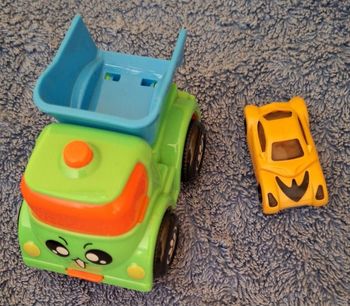 Camion à friction + petite voiture