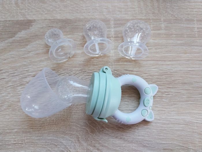 Grignoteuse bébé verte avec 4 tétines