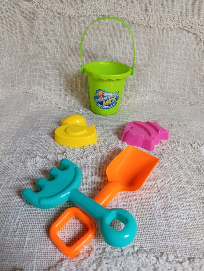 Lot jouets de plage seau pelle rateau moules - photo numéro 7