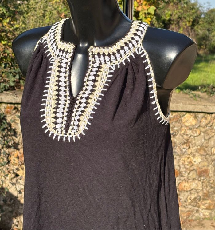 🖤 Top noir à broderies blanches – T36 - photo numéro 2