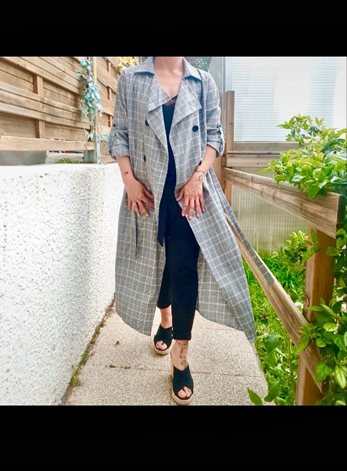 Veste longue Belcci mi-saison non doublée longue ceinturée Prince de Galles Boutonnage fictif Effet peignoir longue et très féminine Carreaux blanc gris noir et très discret rose Étiquetée taille M/L - photo numéro 7