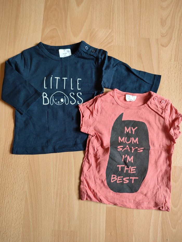 Lot 2 t-shirts manches courtes et longues rouge pâle et marine neufs Kiabi en 3M