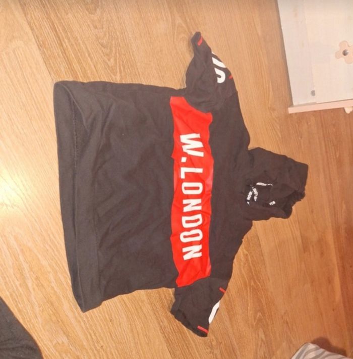 Tee shirt à capuche