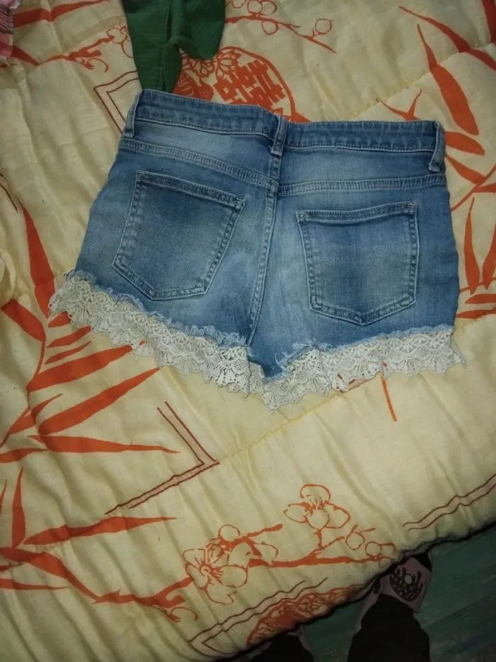 Short en jean avec dentelle - photo numéro 2