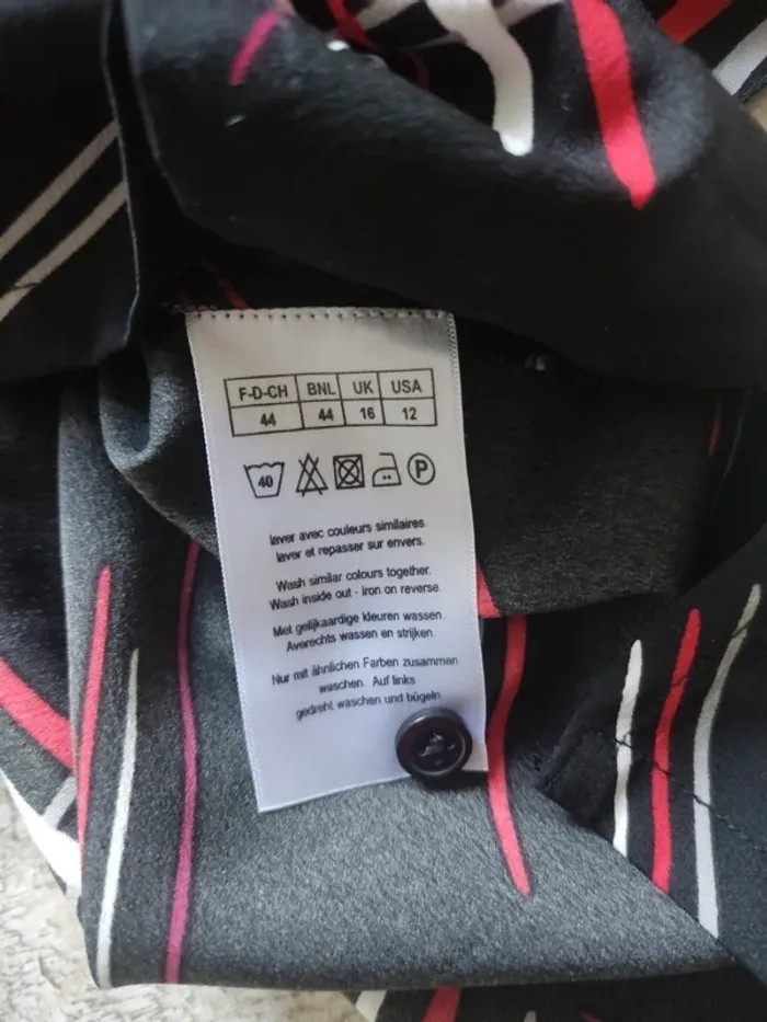 Blouse manches longues boutonnée noire motifs graphiques ceinture à nouer taille 44 Damart - photo numéro 11