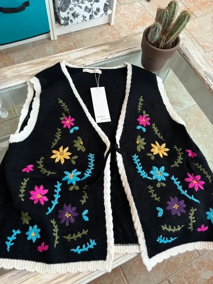 Gilet bohème sans manches noir et fleurs brodées - photo numéro 3