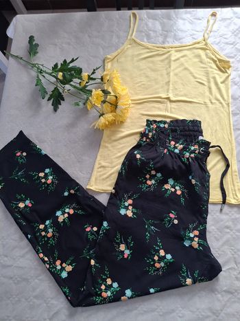 Très bel ensemble top jaune et pantalon fleuri -