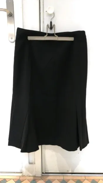 Jupe mi-longue noire 44% laine vierge