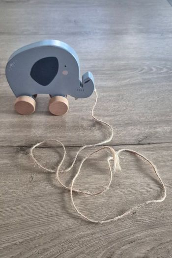 Éléphant en bois à tirer