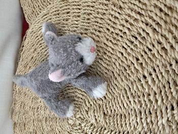 Peluche Chat Vintage Gris et Blanc Coutures Nez Rose Mini Beanie Chat