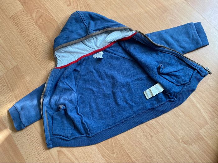 Beau gilet bleu à capuche Obaïbi T. 12 mois/74 cm garçon TBE - photo numéro 3