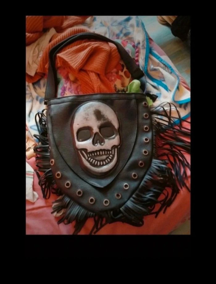 Grand sac à franges tête de mort en relief