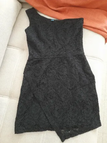 Robe noire dentelle et épaule asymétrique