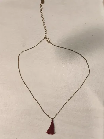 Collier pompon bordeau