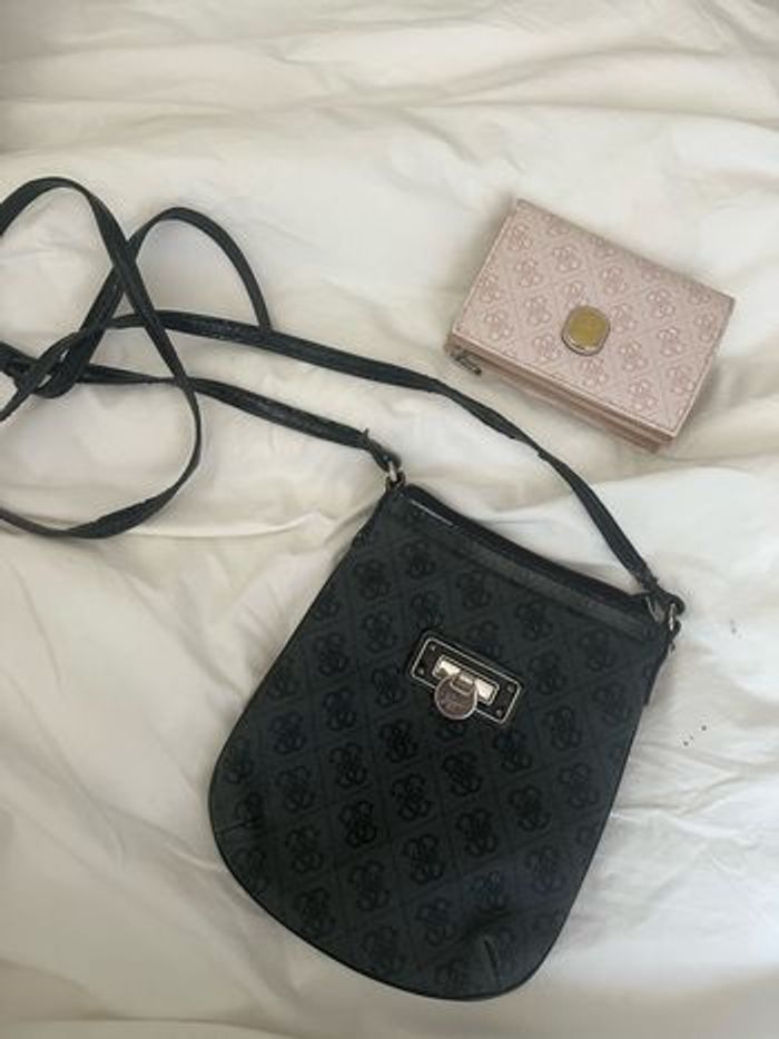 Sac bandoulière + porte feuille porte monnaie Guess noir et rose