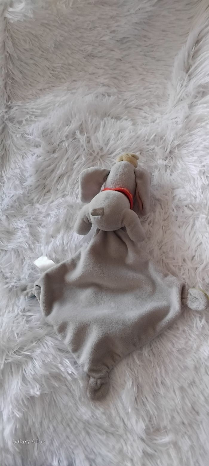 Doudou peluche éléphant Dumbo avec mouchoir ,fanions ,plumes- Disney - photo numéro 2