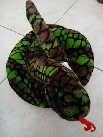 Grand serpent en peluche
