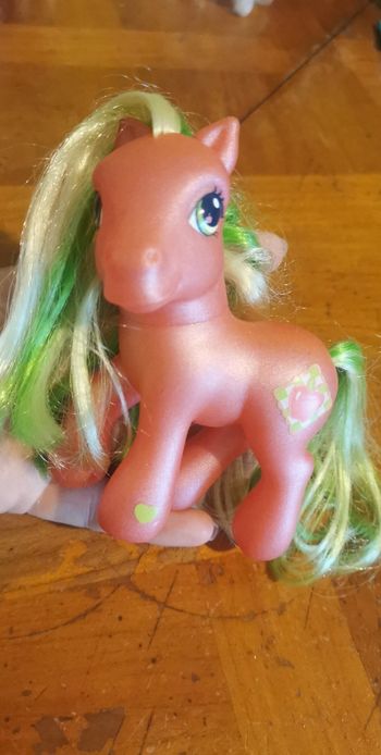 Petit poney rouge et vert pomme