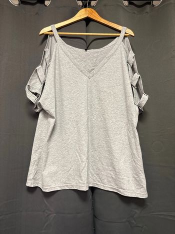 T-shirt à épaule dénuder