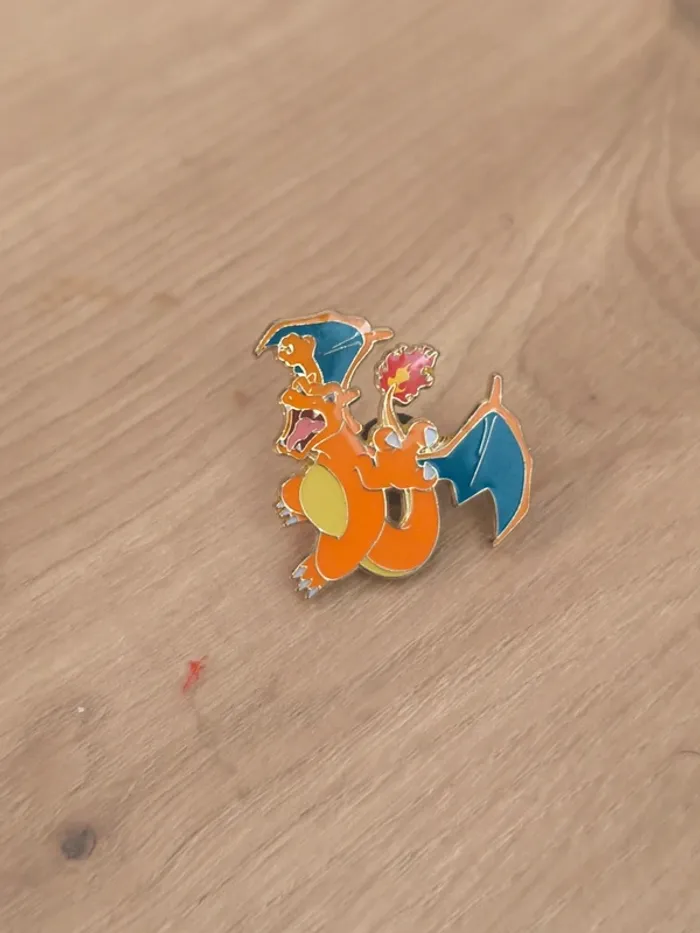 Pin's broche pokémon Dracaufeu