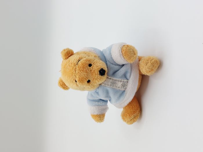 Mini peluche Winnie l’ourson DISNEY pull bleu capuche blanc flocon argent 11 cm - photo numéro 4