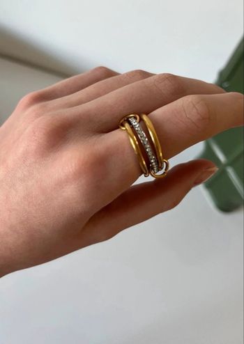 Bague dorée multi-anneaux avec strass – style minimaliste tendance