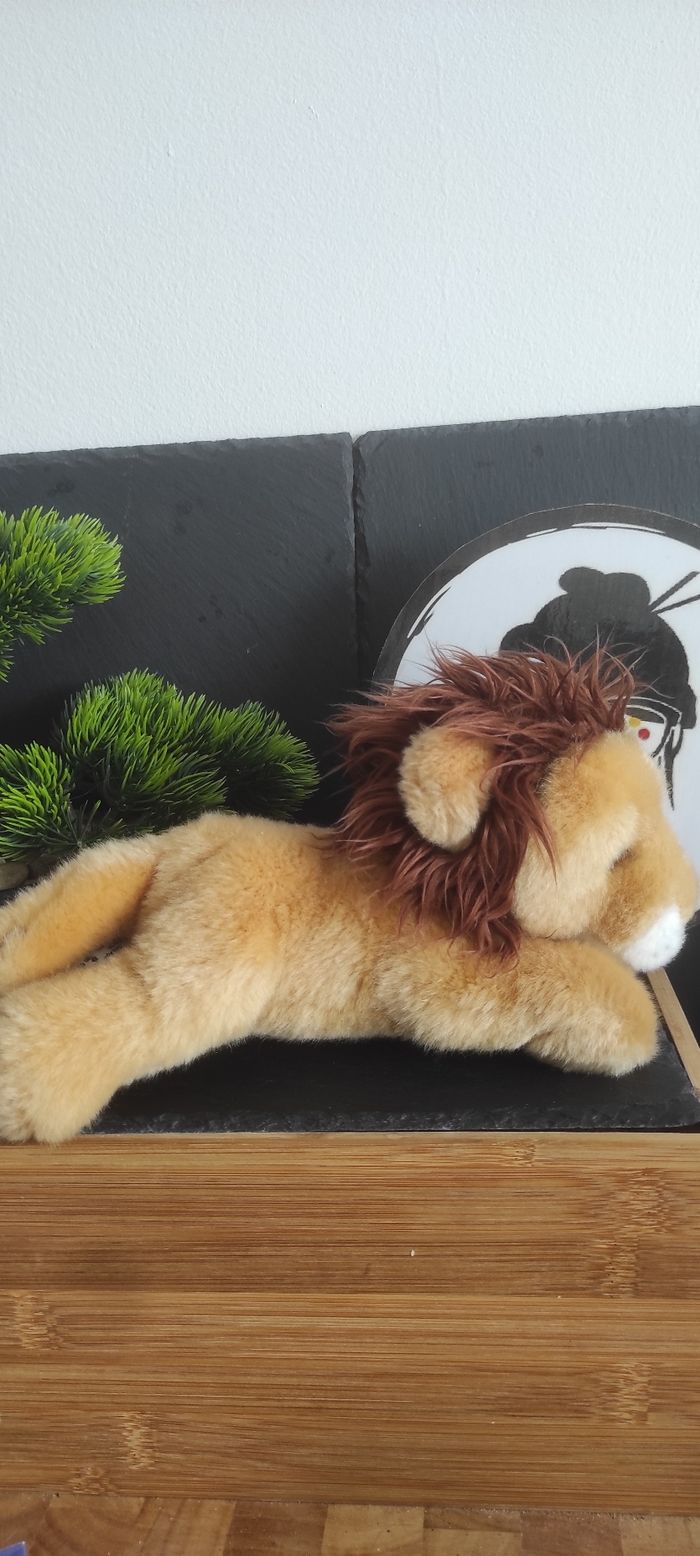 doudou peluche lion couché petjes world beige marron crinière blanc noir