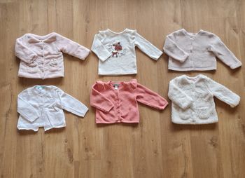 Lot de 6 gilets, tons clairs, rose et blanc, taille 18 mois (Obaibi, DPAM, Absorba, Pat et Ripaton).