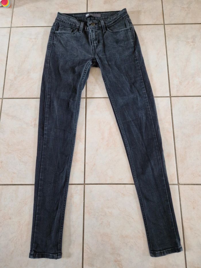 Jean levis noir taille 34