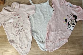 Lot 2 bodies manche courte et un débardeur