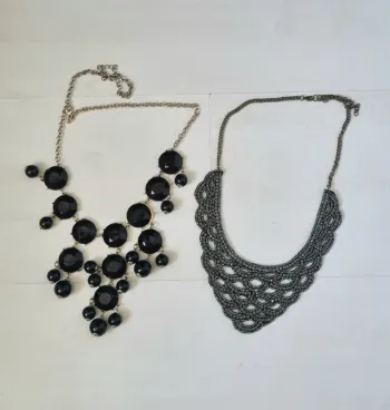 Lot de 2 colliers plastrons noir et argenté new look