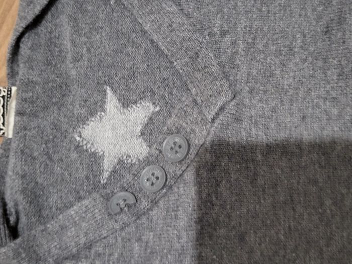 Pull tape à l'œil 3 ans ,un bouton est cassé voir photo - photo numéro 3