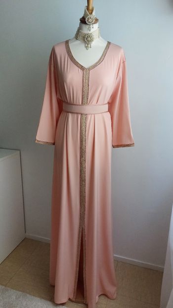 Caftan NEUF jamais porté couleur abricot simple et classe