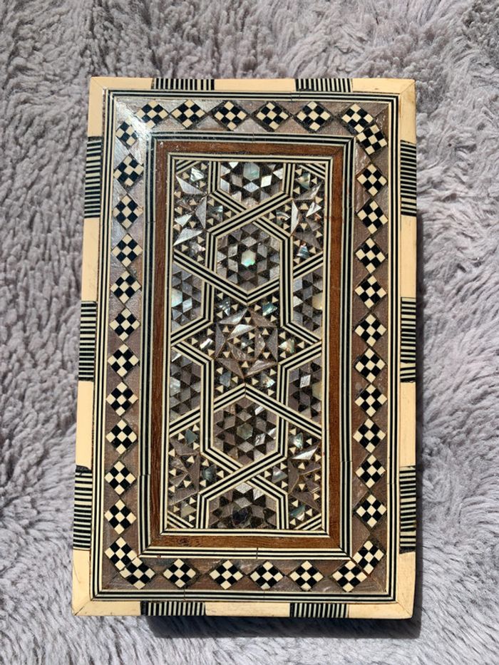 Boîte ancienne marqueterie nacrée velours rouge , vintage - photo numéro 7