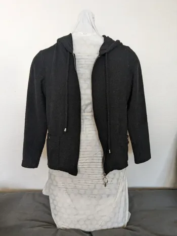 Veste Armand Thiery - noire avec fermeture éclair.