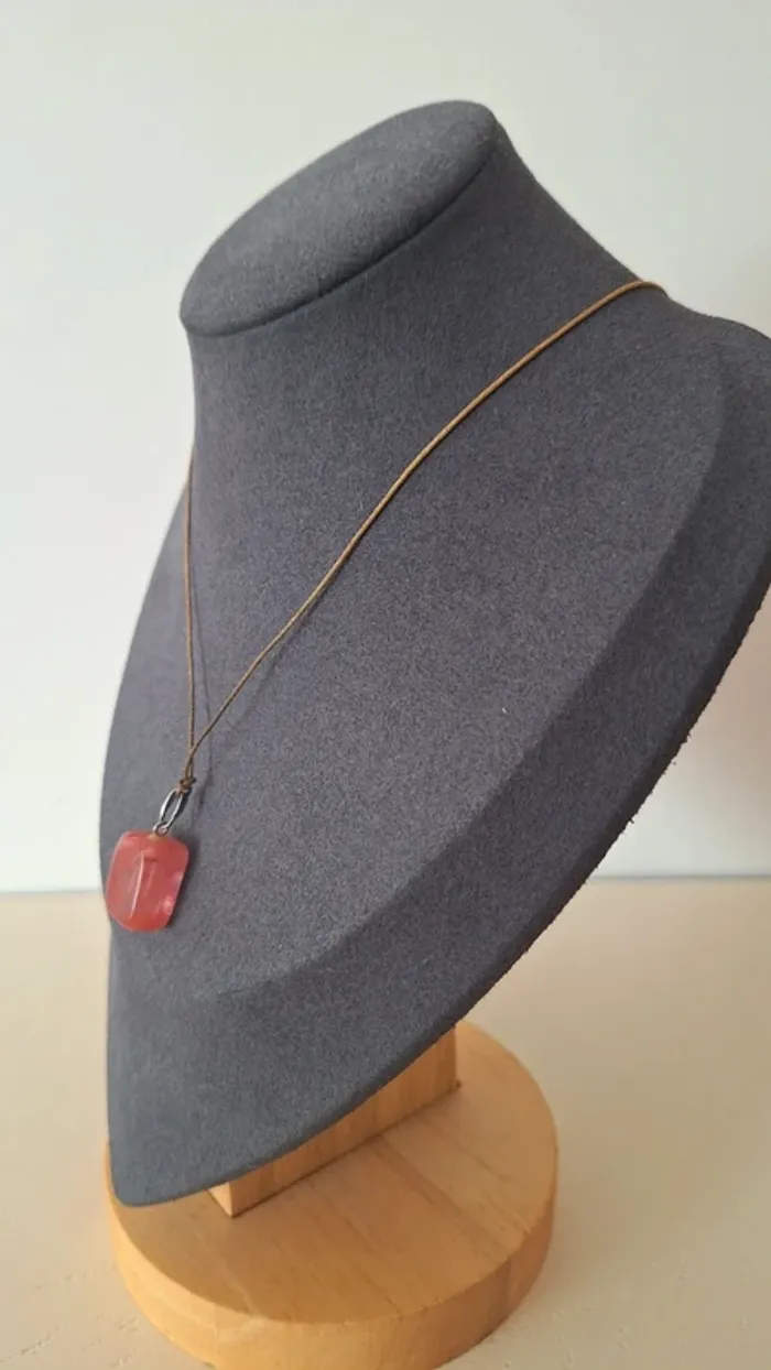 💥 Collier pendentif en pierre rouge résine 💥 - photo numéro 3