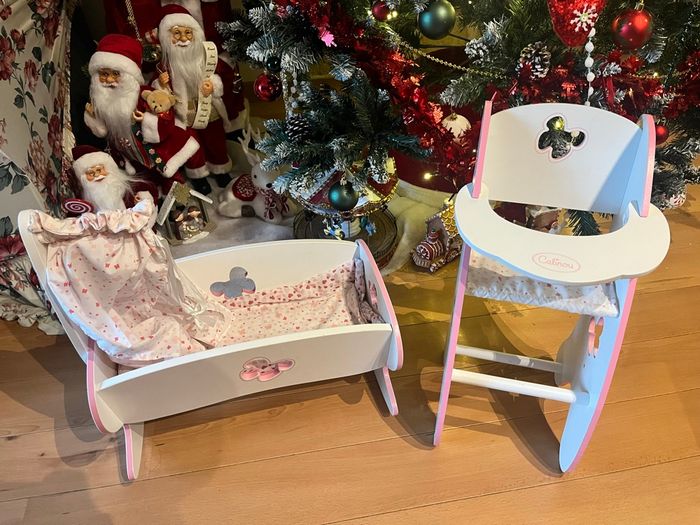 Ensemble mobilier pour poupée – Lit + Chaise haute – Marque Calinou