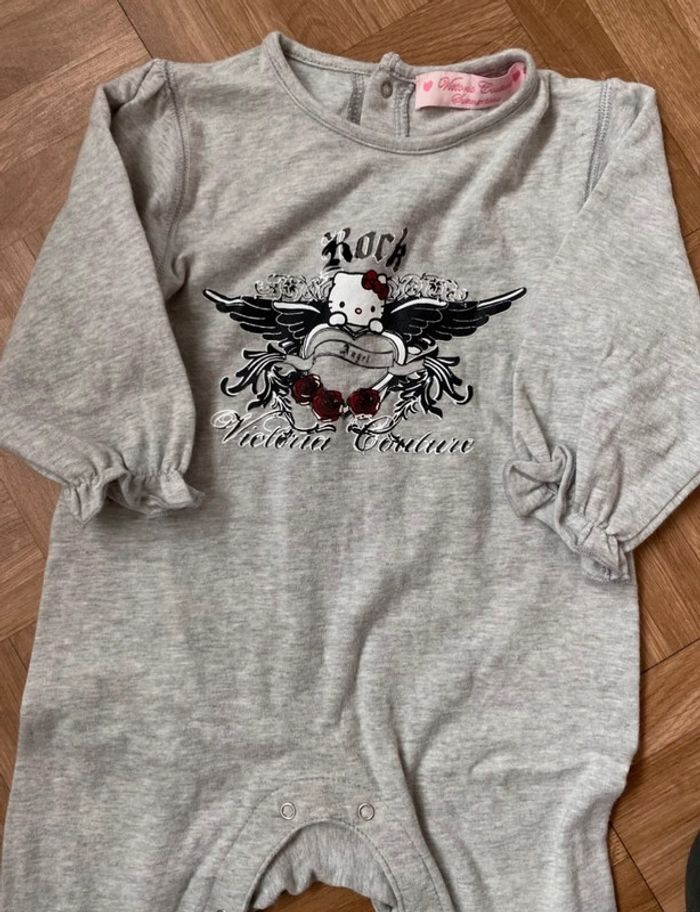 Combinaison ensemble gris taille 12 mois Victoria Couture x Hello Kitty - photo numéro 2