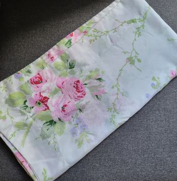 Taie oreiller blanche avec des roses