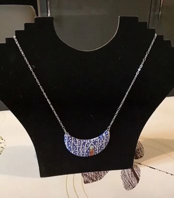 Jolie collier avec pendentif métal demi lune