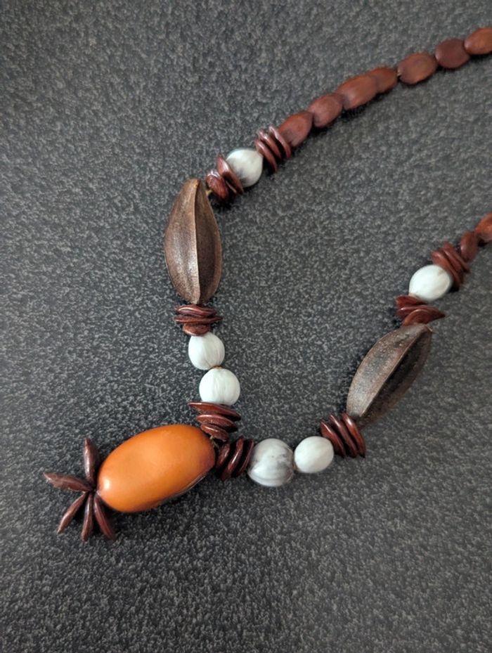 Collier artisanal en bois - photo numéro 2