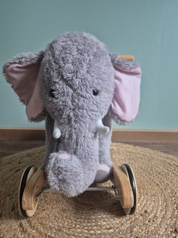 Éléphant a bascule et a roulettes  Vilac
