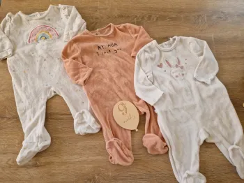 Lot de pyjamas 1 pièce kiabi bébé fille 9 mois