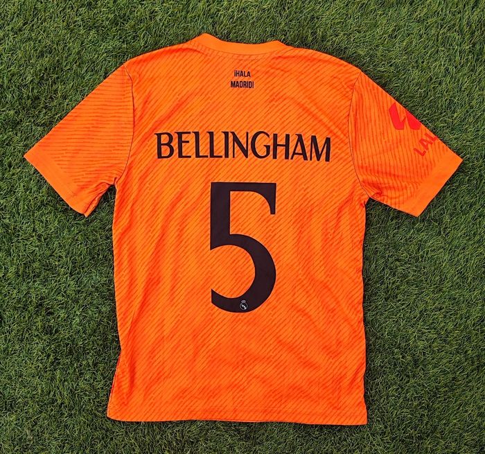 Maillot de foot Real Madrid Bellingham 5 neuf jamais porté taille 10 ans