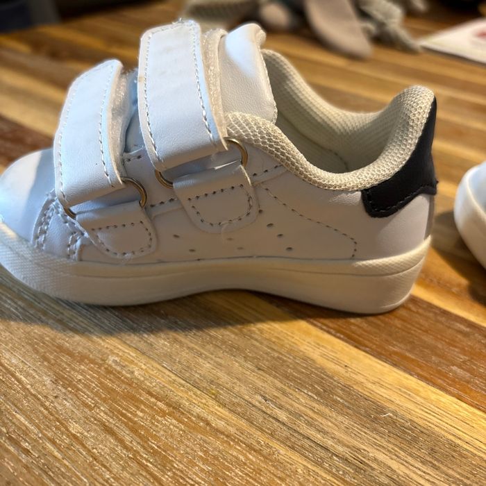 Basket blanche taille 20 bon état - photo numéro 2