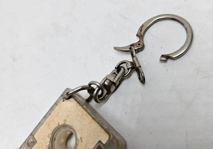 Ancien porte-clé.
Cassette audio.
5x3,3x0,8cm - photo numéro 5