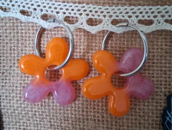 1 paire de boucles d'oreilles anneaux grandes pampilles fleurs résine